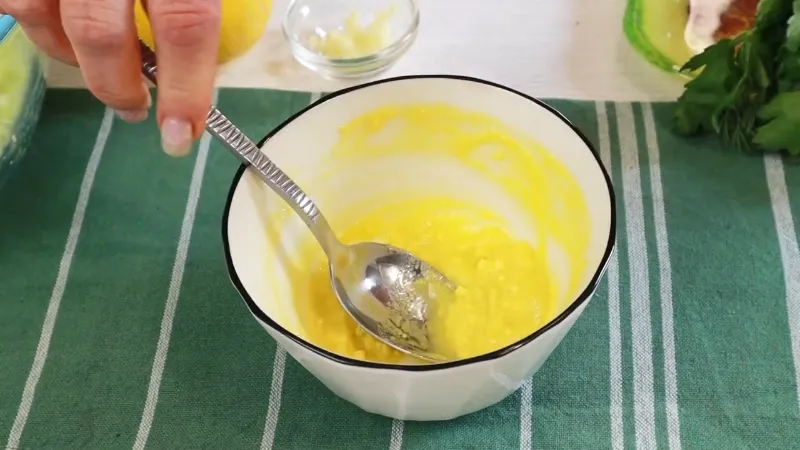 Капустяний салат з домашніми сухариками — простий рецепт з незвичайним смаком