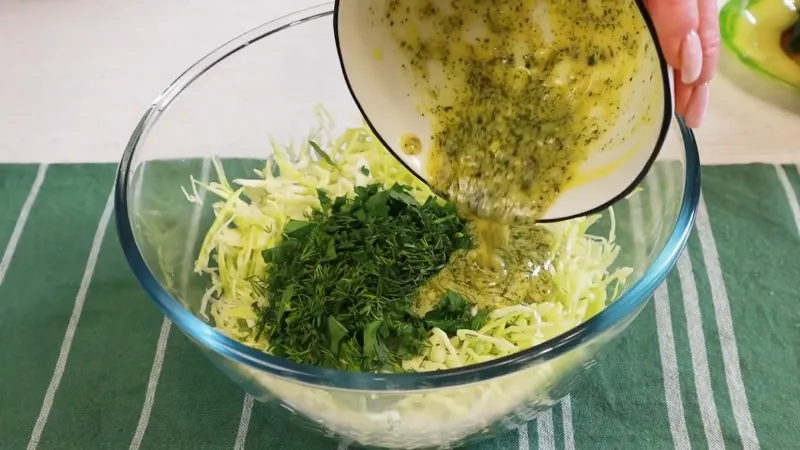 Капустяний салат з домашніми сухариками — простий рецепт з незвичайним смаком