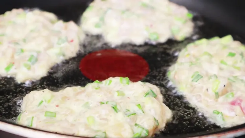 Курячі відбивні-розтріпки з зеленою цибулею — ніжні й соковиті, як домашні котлети