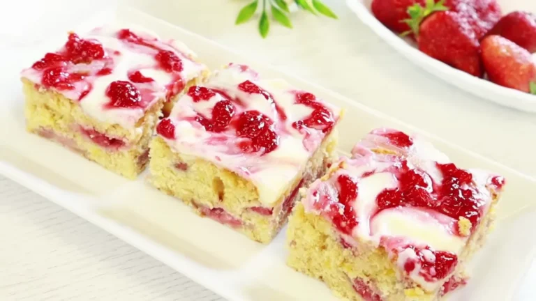 Пирог с клубникой и сливочным кремом