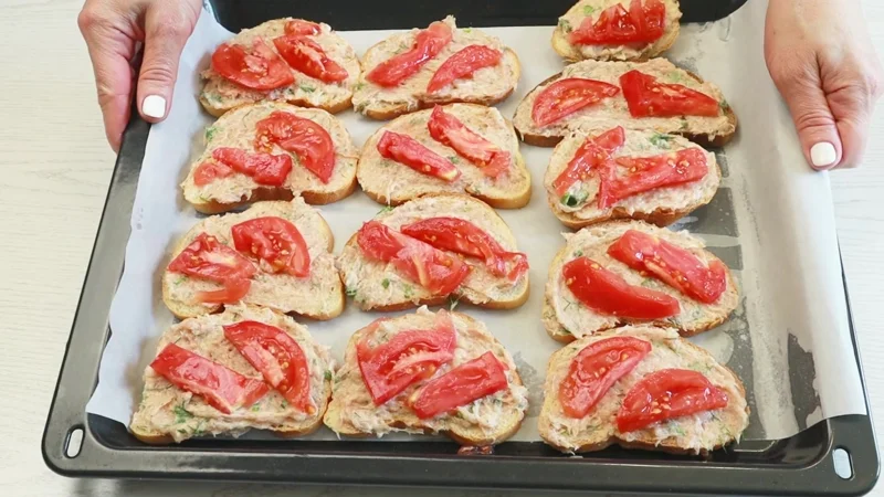 Грінки з курячим фаршем і сиром — гаряча закуска з батона за 20 хвилин 5 Грінки з курячим фаршем і сиром — гаряча закуска з батона за 20 хвилин