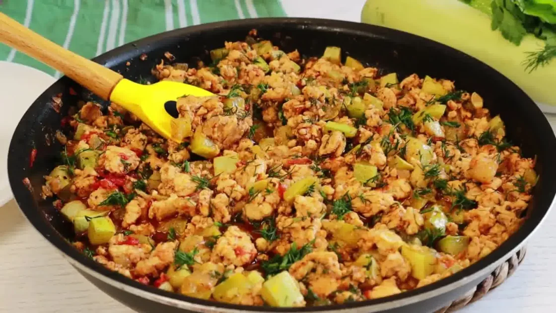 Кабачки з курячим фаршем на сковороді