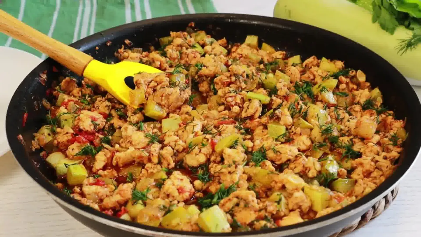 Кабачки з курячим фаршем на сковороді