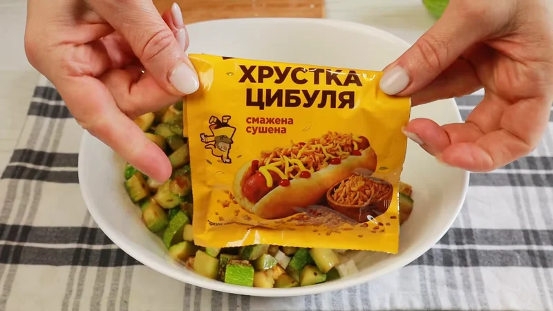 Салат з кабачків по-домашньому — з огірком, бринзою та смаженою цибулькою 8 Салат з кабачків по-домашньому — з огірком, бринзою та смаженою цибулькою