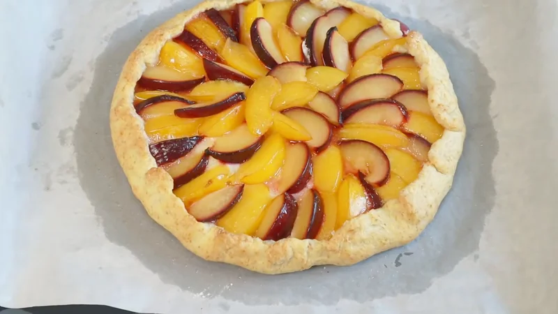 Галета зі сливами — просте тісто на окропі