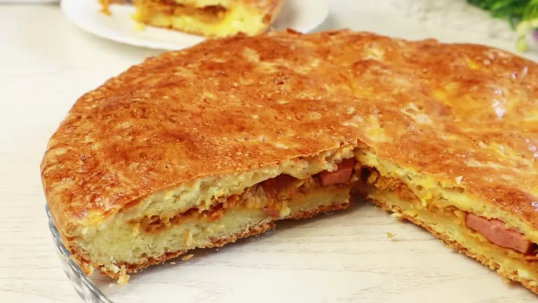 Пиріг з капустою та сосисками